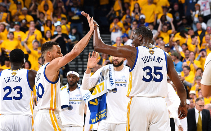 摔向地面 摔向地面